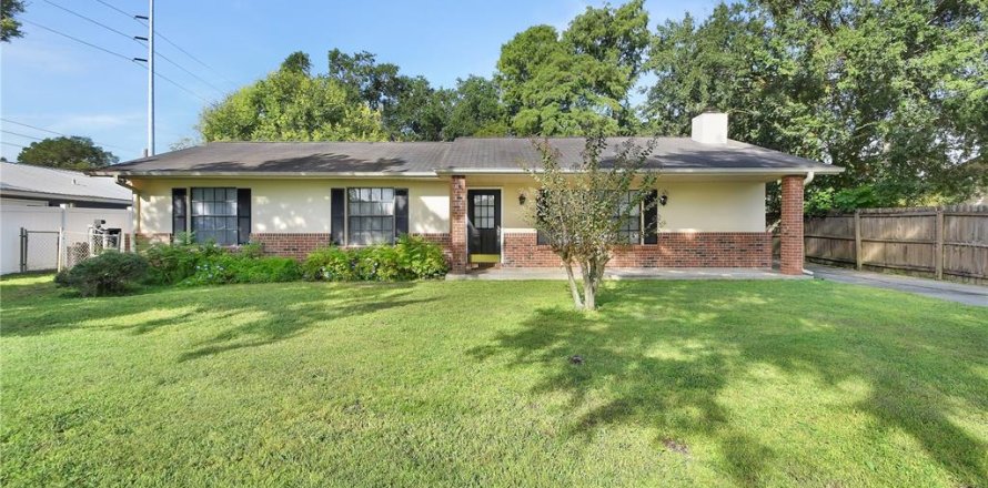House in DeLand, Florida 3 bedrooms, 142.98 sq.m. № 2395891