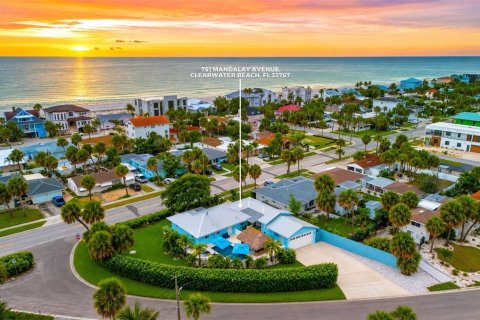 House in Clearwater, Florida 3 bedrooms, 172.43 sq.m. № 2321202