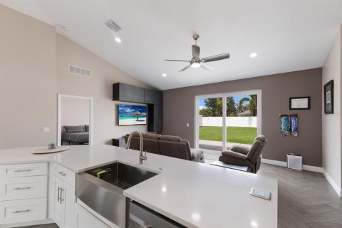 House in Palmetto, Florida 3 bedrooms, 146.41 sq.m. № 2116221 - photo 6