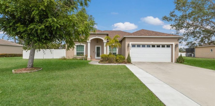 House in Palmetto, Florida 3 bedrooms, 146.41 sq.m. № 2116221