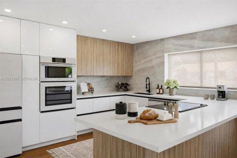 Villa ou maison à vendre à Miami, Floride: 4 chambres, 288.37 m2 № 2084812 - photo 15