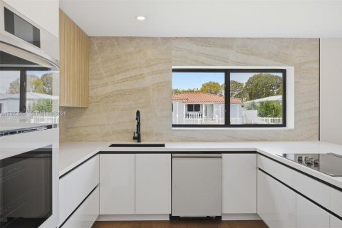 Villa ou maison à vendre à Miami, Floride: 4 chambres, 288.37 m2 № 2084812 - photo 11