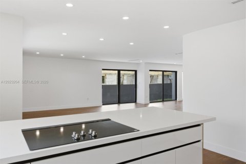 Villa ou maison à vendre à Miami, Floride: 4 chambres, 288.37 m2 № 2084812 - photo 12