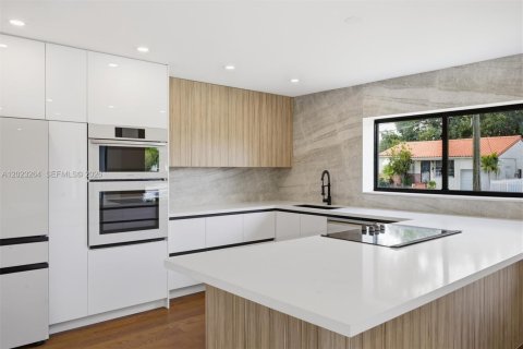 Villa ou maison à vendre à Miami, Floride: 4 chambres, 288.37 m2 № 2084812 - photo 8
