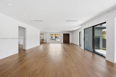Villa ou maison à vendre à Miami, Floride: 4 chambres, 288.37 m2 № 2084812 - photo 17