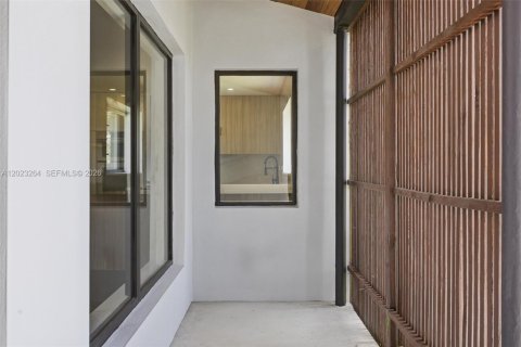 Villa ou maison à vendre à Miami, Floride: 4 chambres, 288.37 m2 № 2084812 - photo 6