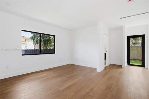 Villa ou maison à vendre à Miami, Floride: 4 chambres, 288.37 m2 № 2084812 - photo 28