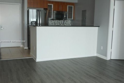 Condo in Miami, Florida, 2 bedrooms № 2145741 - photo 2