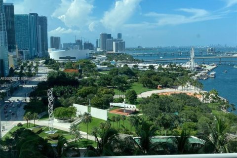 Condo in Miami, Florida, 2 bedrooms № 2145741 - photo 11