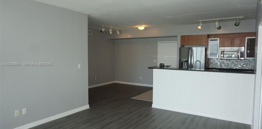 Condo in Miami, Florida, 2 bedrooms № 2145741