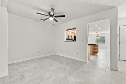 Villa ou maison à vendre à Odessa, Floride: 4 chambres, 213.3 m2 № 2416696 - photo 9