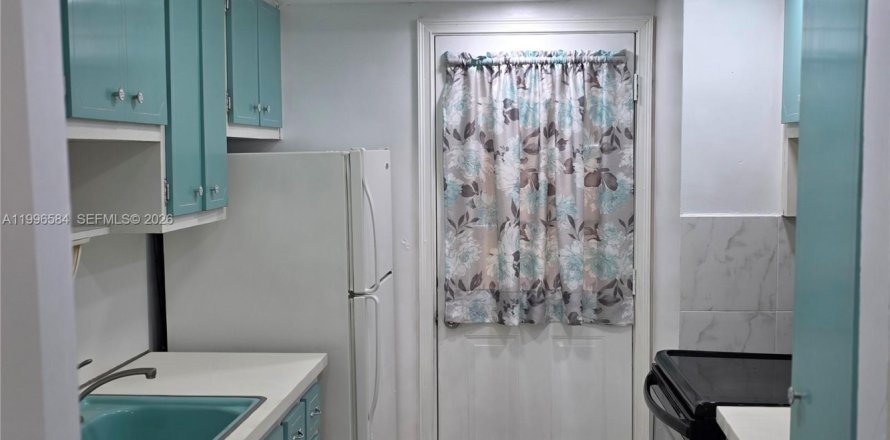 Condominio en Miami, Florida, 1 dormitorio  № 2058659