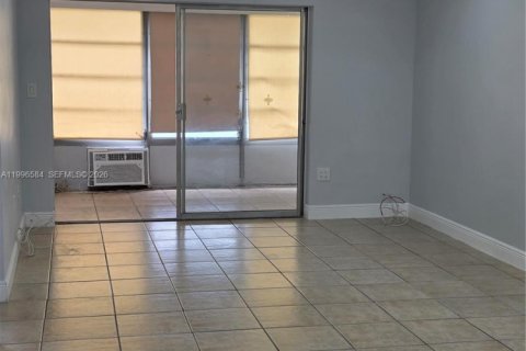 Condominio en alquiler en Miami, Florida, 1 dormitorio, 61.32 m2 № 2058659 - foto 3