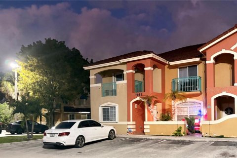 Снять в аренду таунхаус в Хайалиа, Флорида 2 спальни, 115.29м2, № 1992726 - фото 2