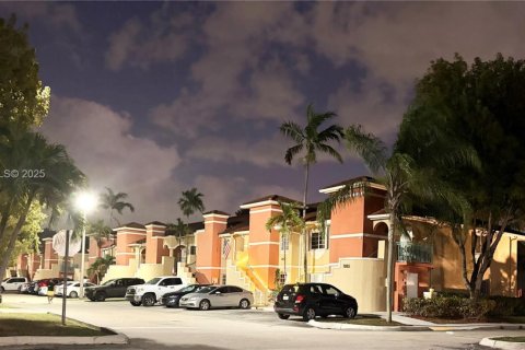 Снять в аренду таунхаус в Хайалиа, Флорида 2 спальни, 115.29м2, № 1992726 - фото 3