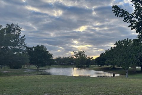 Снять в аренду таунхаус в Хайалиа, Флорида 2 спальни, 115.29м2, № 1992726 - фото 8