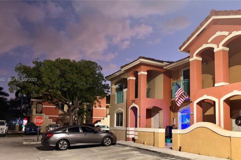 Снять в аренду таунхаус в Хайалиа, Флорида 2 спальни, 115.29м2, № 1992726 - фото 1