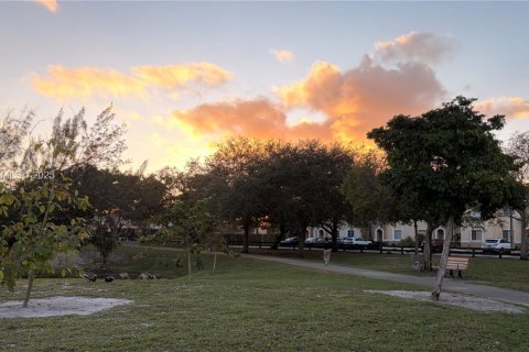 Снять в аренду таунхаус в Хайалиа, Флорида 2 спальни, 115.29м2, № 1992726 - фото 6