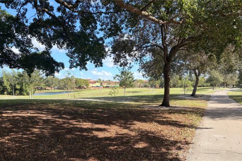 Снять в аренду таунхаус в Хайалиа, Флорида 2 спальни, 115.29м2, № 1992726 - фото 10