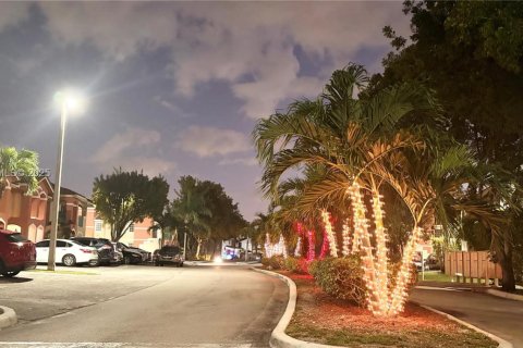 Снять в аренду таунхаус в Хайалиа, Флорида 2 спальни, 115.29м2, № 1992726 - фото 4