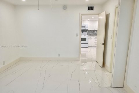 Снять в аренду кондоминиум в Майами-Бич, Флорида 1 спальня, 70.42м2, № 1945234 - фото 9