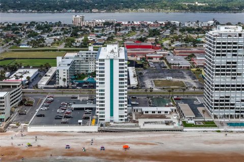 Condo in Daytona Beach, Florida, 1 bedroom  № 2216300 - photo 25