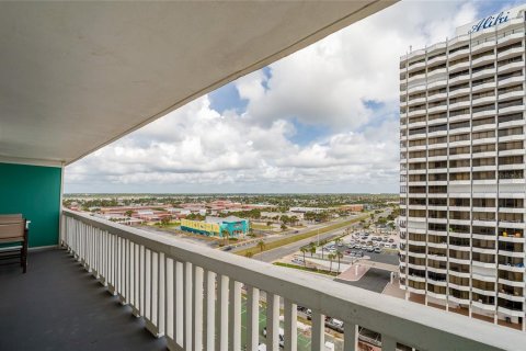 Condo in Daytona Beach, Florida, 1 bedroom  № 2216300 - photo 18