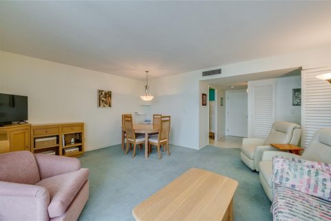 Condo in Daytona Beach, Florida, 1 bedroom  № 2216300 - photo 13