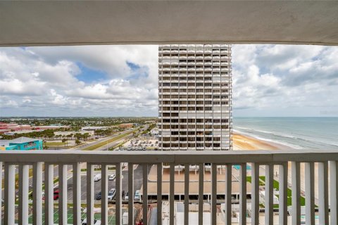 Condo in Daytona Beach, Florida, 1 bedroom  № 2216300 - photo 17