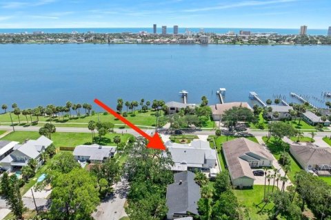 House in Daytona Beach, Florida 5 bedrooms, 301 sq.m. № 1789287 - photo 8