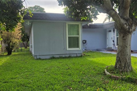 House in Tamarac, Florida 3 bedrooms, 132.48 sq.m. № 2086735