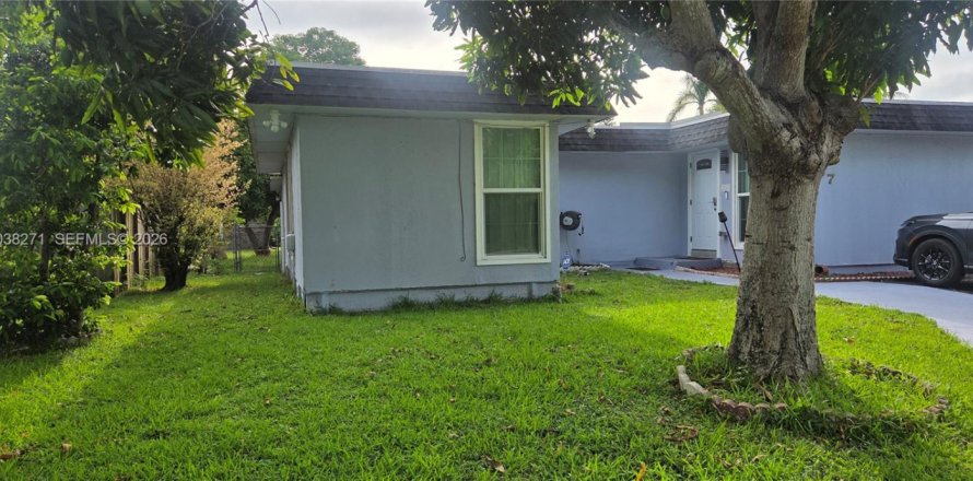 House in Tamarac, Florida 3 bedrooms, 132.48 sq.m. № 2086735