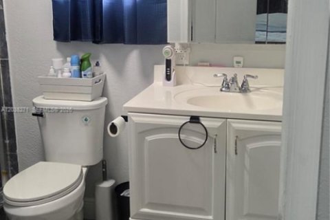 House in Tamarac, Florida 3 bedrooms, 132.48 sq.m. № 2086735 - photo 17