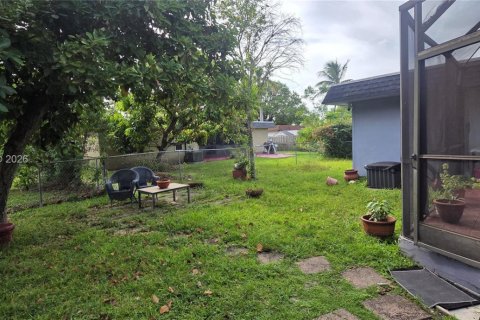House in Tamarac, Florida 3 bedrooms, 132.48 sq.m. № 2086735 - photo 2