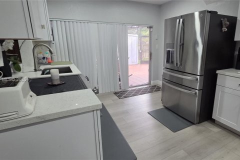 House in Tamarac, Florida 3 bedrooms, 132.48 sq.m. № 2086735 - photo 4