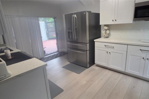 House in Tamarac, Florida 3 bedrooms, 132.48 sq.m. № 2086735 - photo 5