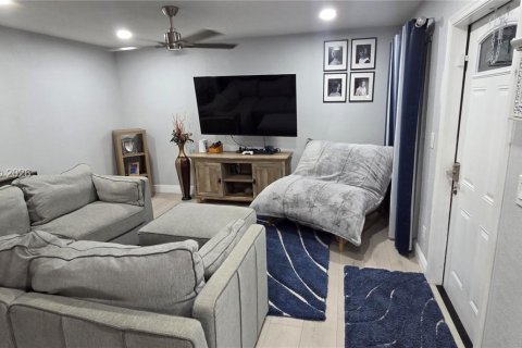 House in Tamarac, Florida 3 bedrooms, 132.48 sq.m. № 2086735 - photo 9