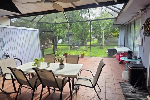 House in Tamarac, Florida 3 bedrooms, 132.48 sq.m. № 2086735 - photo 22