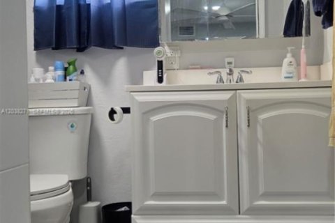 House in Tamarac, Florida 3 bedrooms, 132.48 sq.m. № 2086735 - photo 16