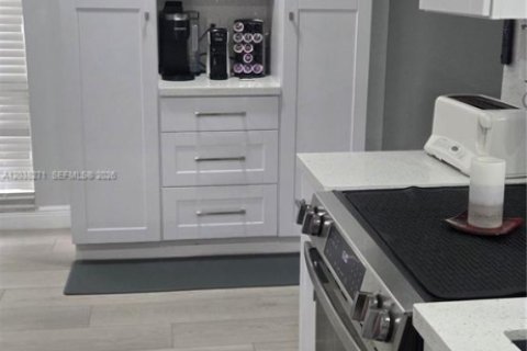 House in Tamarac, Florida 3 bedrooms, 132.48 sq.m. № 2086735 - photo 3