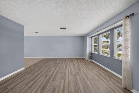House in Port St. Lucie, Florida 2 bedrooms, 132.11 sq.m. № 2190261 - photo 5