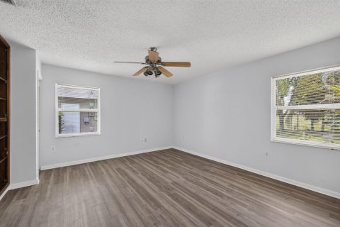 House in Port St. Lucie, Florida 2 bedrooms, 132.11 sq.m. № 2190261 - photo 17