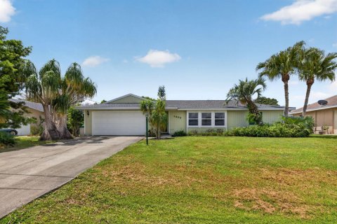 House in Port St. Lucie, Florida 2 bedrooms, 132.11 sq.m. № 2190261 - photo 2