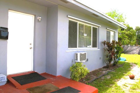House in Pompano Beach, Florida 2 bedrooms, 72.46 sq.m. № 2083855 - photo 3