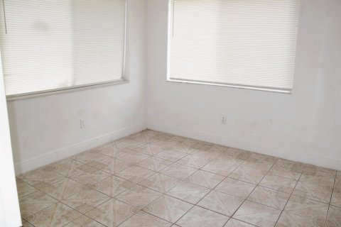 House in Pompano Beach, Florida 2 bedrooms, 72.46 sq.m. № 2083855 - photo 9