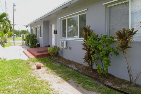 House in Pompano Beach, Florida 2 bedrooms, 72.46 sq.m. № 2083855 - photo 2