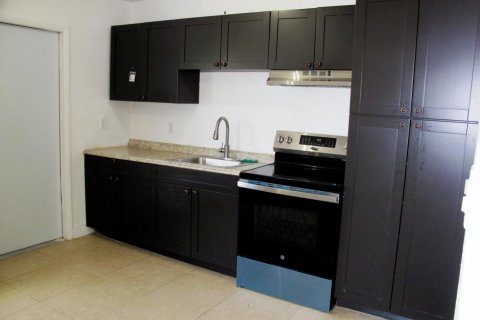 House in Pompano Beach, Florida 2 bedrooms, 72.46 sq.m. № 2083855 - photo 14