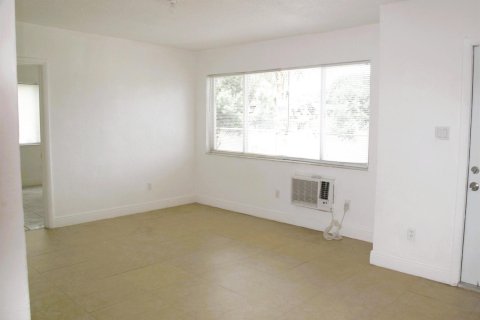 House in Pompano Beach, Florida 2 bedrooms, 72.46 sq.m. № 2083855 - photo 5