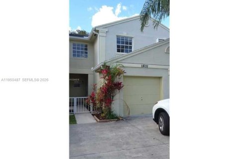 Townhouse in Miami, Florida 3 bedrooms, 129.32 sq.m. № 2005935 - photo 2