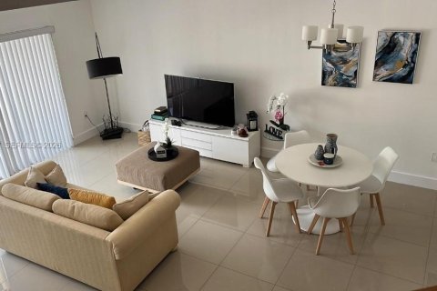 Townhouse in Miami, Florida 3 bedrooms, 129.32 sq.m. № 2005935 - photo 6